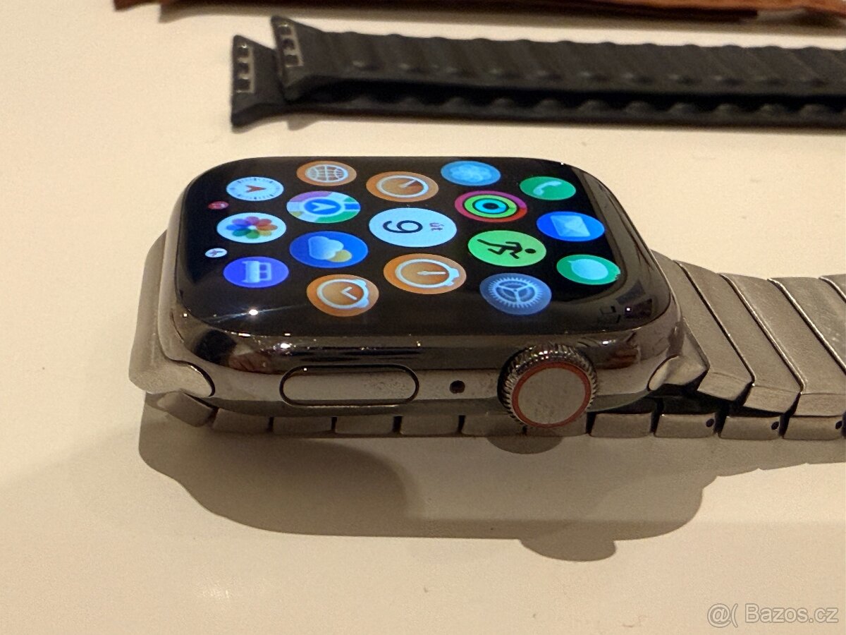 Apple Watch Series 8 45mm Cellular, Steel Case Grafitové - 3