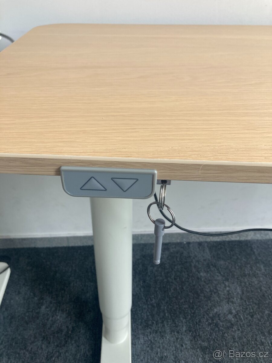 IKEA polohovatelný kancelářský stůl BEKANT pravý roh - 3