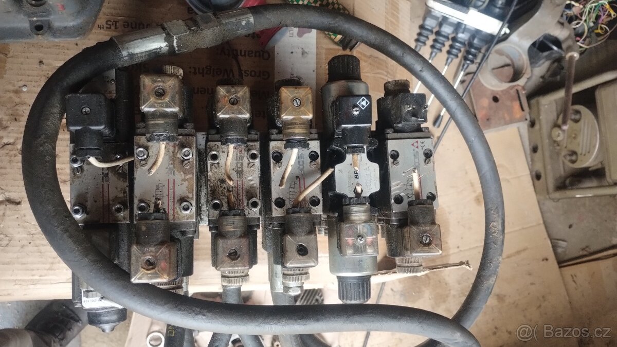 Hydraulický rozvaděč šesti sekční - 3