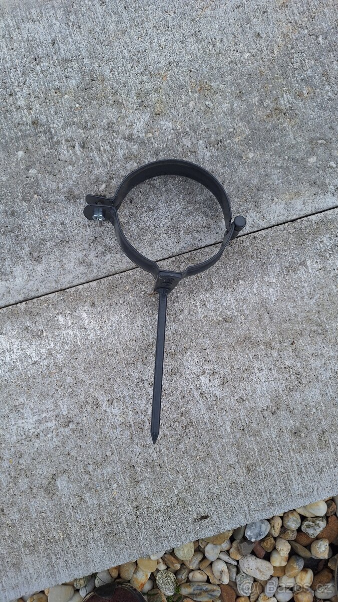 kolena okapů + spony do zdi - 3