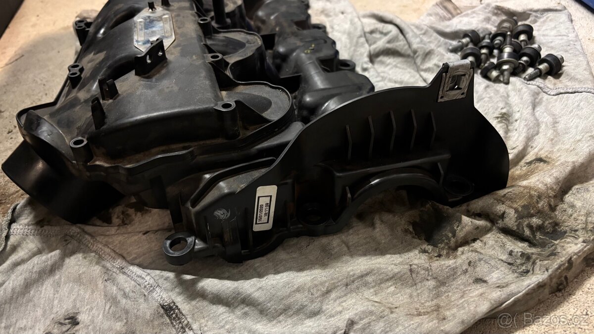 Víko ventilů Land Rover TDV6 Discovery 4 2010-2016