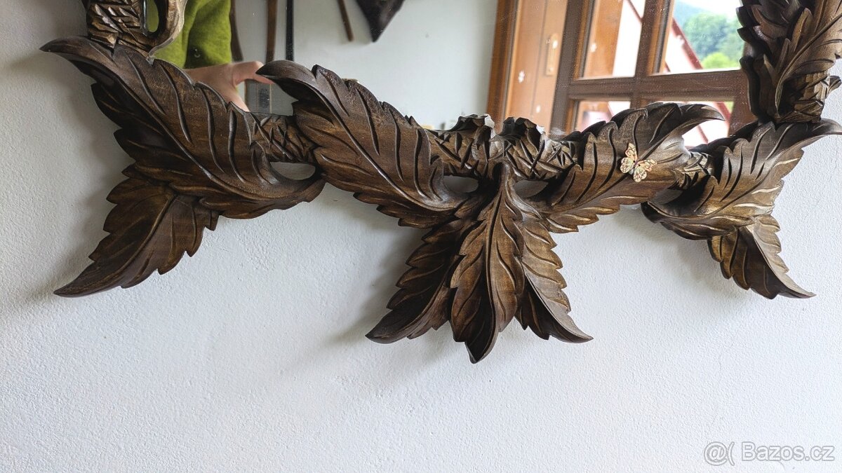 Zrcadlo s krásným vyřezávaným rámem - 3