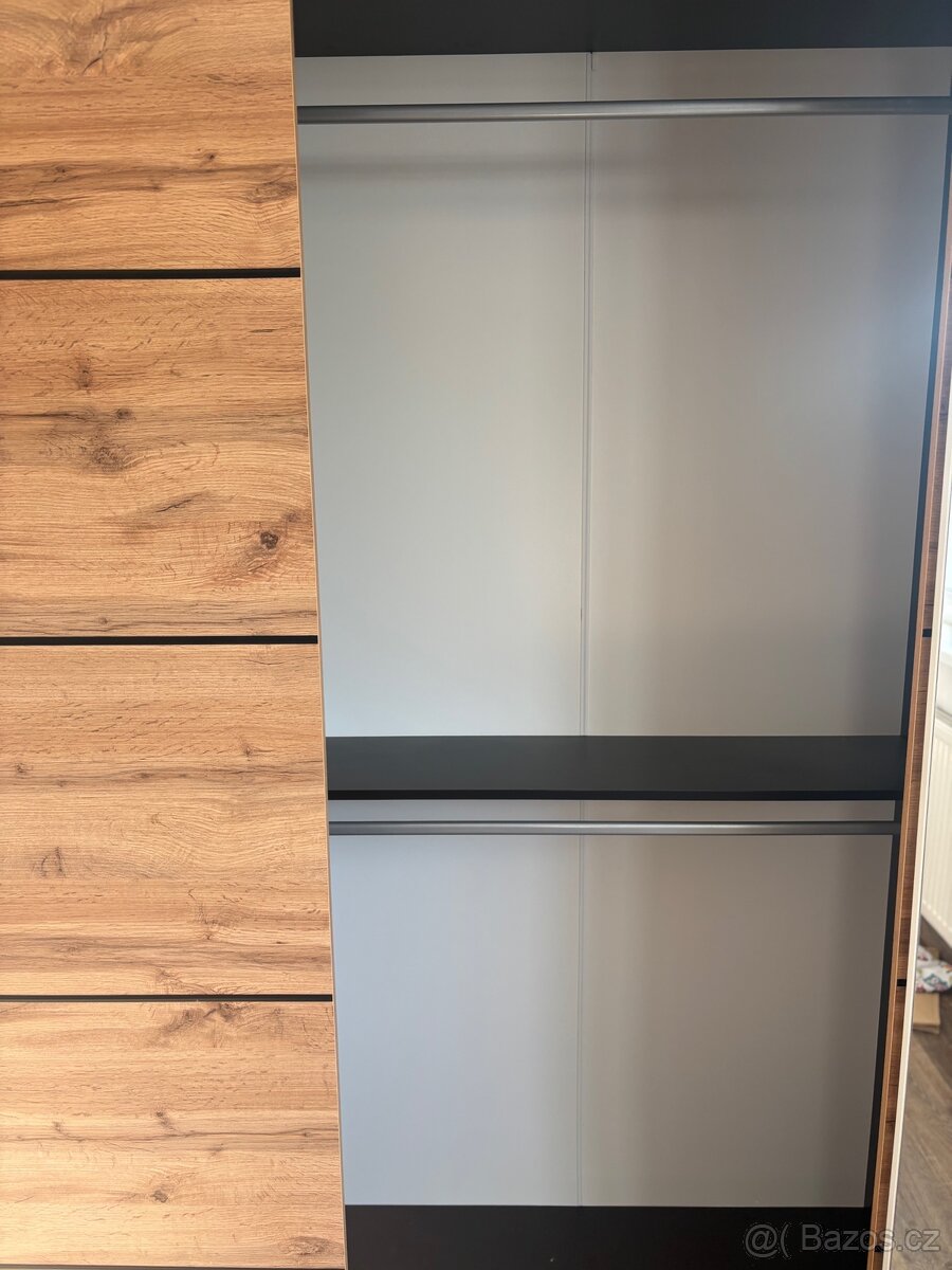 Velká šoupací skříň - 3