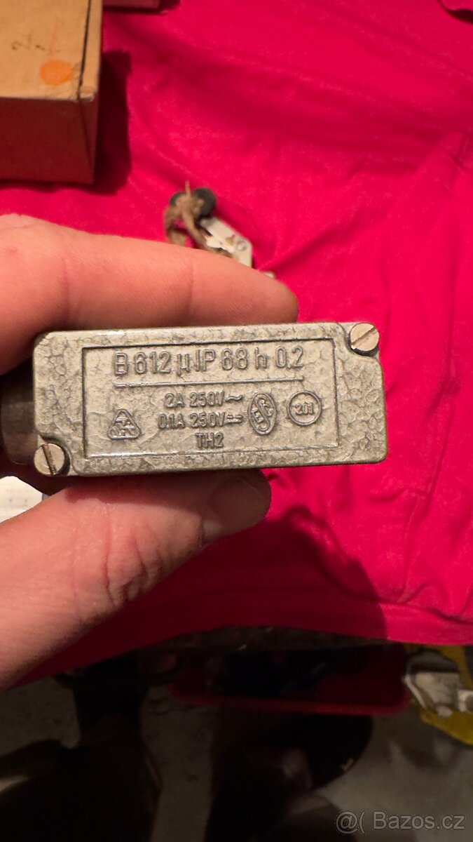 Koncové spínače omron - 3