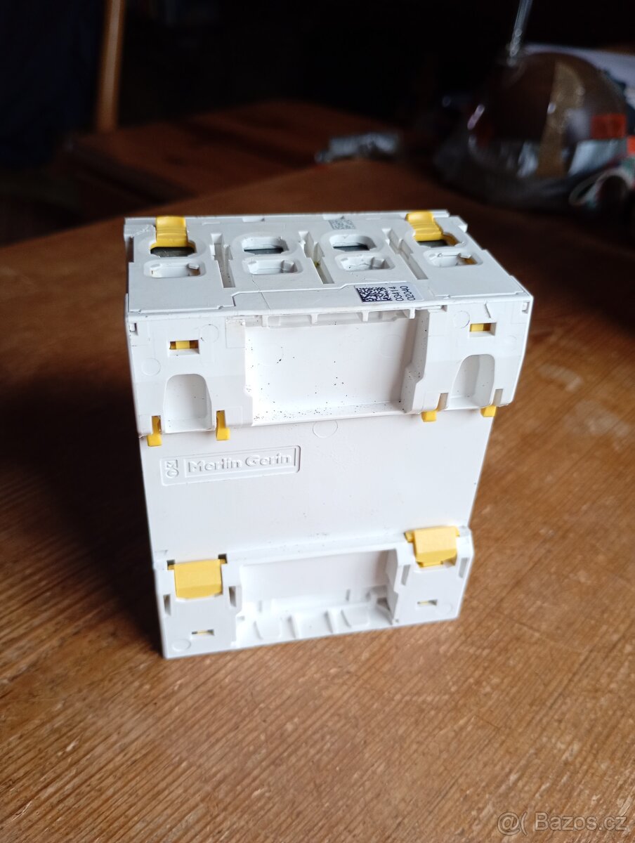 Proudový chránič Schneider 4P 40A/300mA, nový - 3