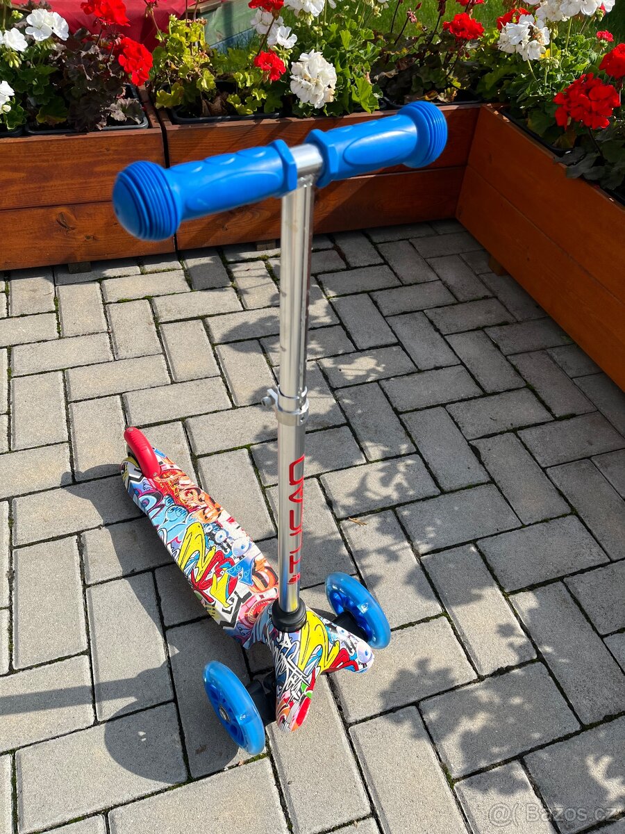 Koloběžka se svítícími koly. - 3