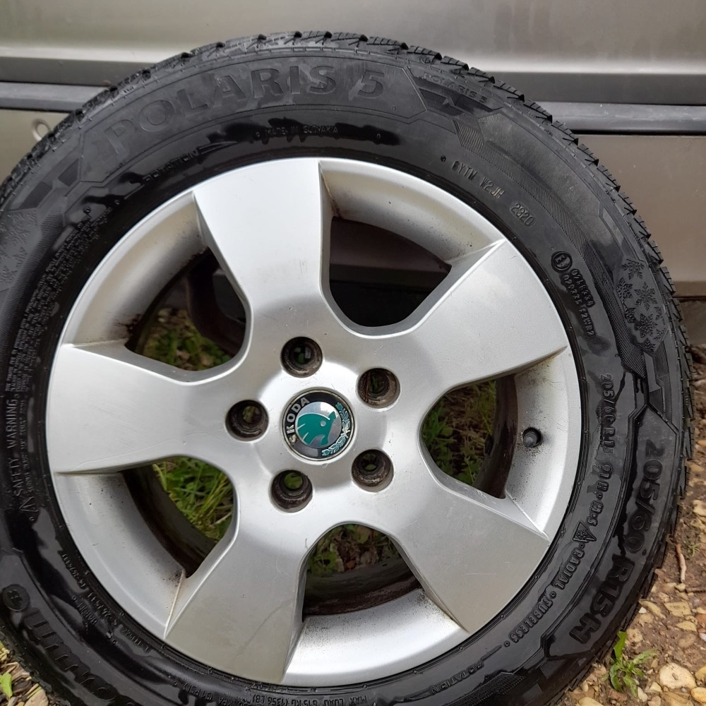 Prodám sadu originálních litých disků s pneu. - 3