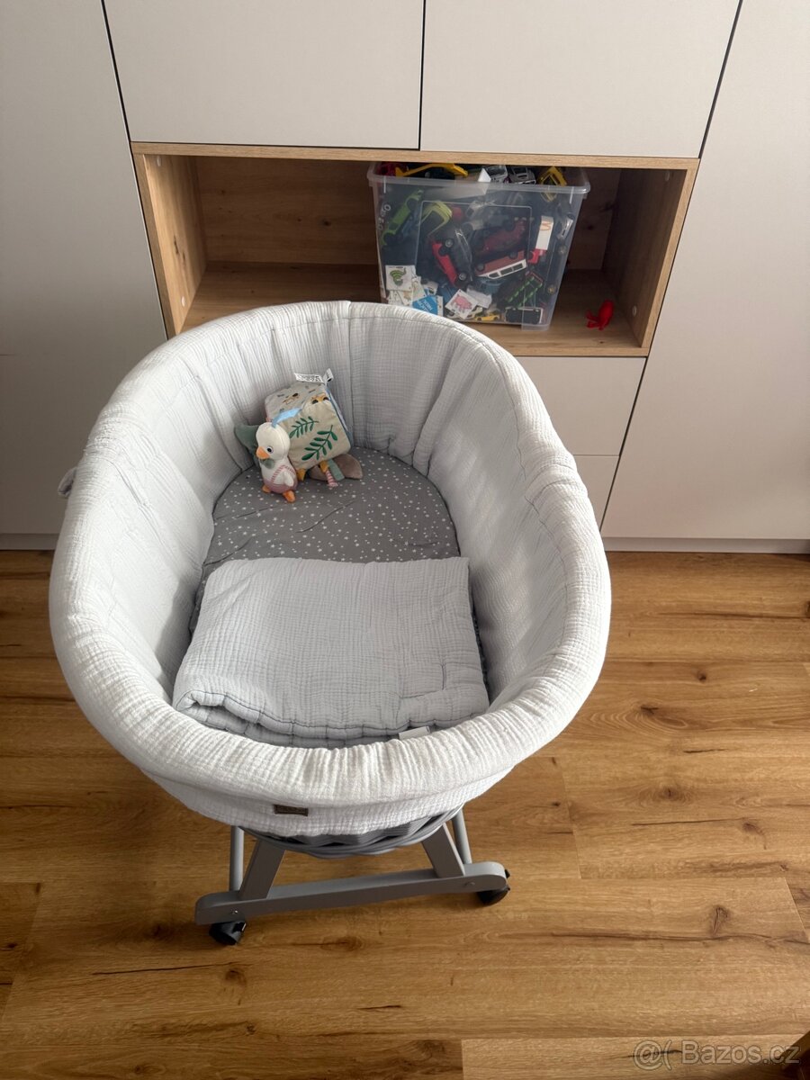 Proutěný košík na kolečkách pro miminko - 3