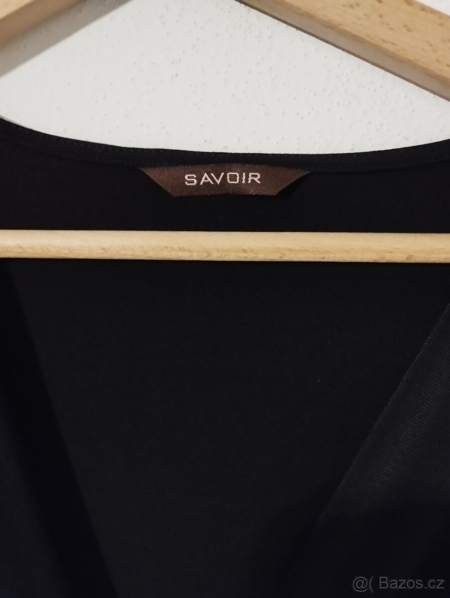 Krásné černé šaty s řasením - 3