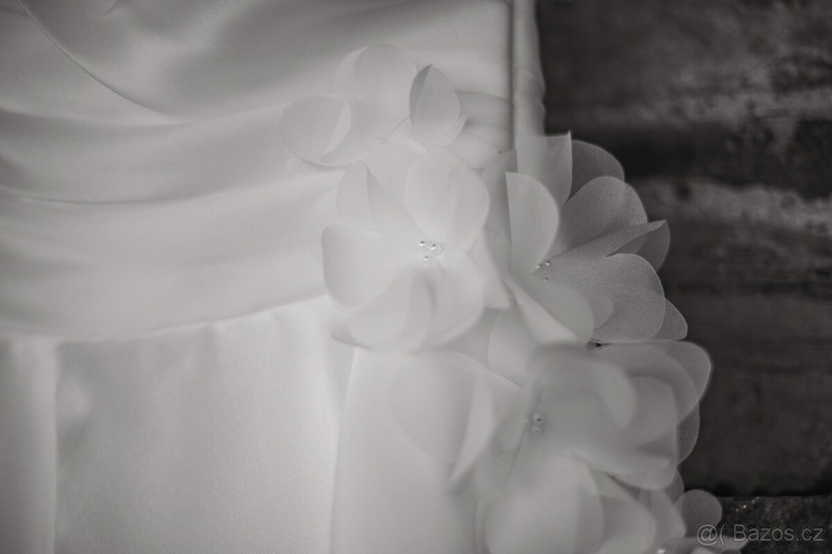 Jedinečné svatební šaty s květinovou aplikací - 3