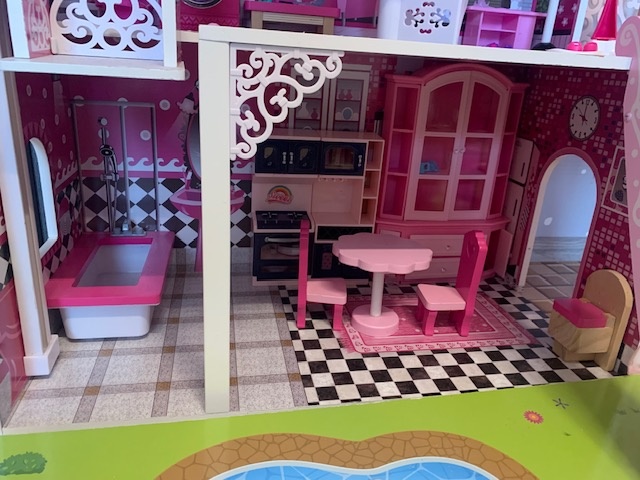 Dřevěný domeček s panenkami, autíčkem a skluzavkou - 3