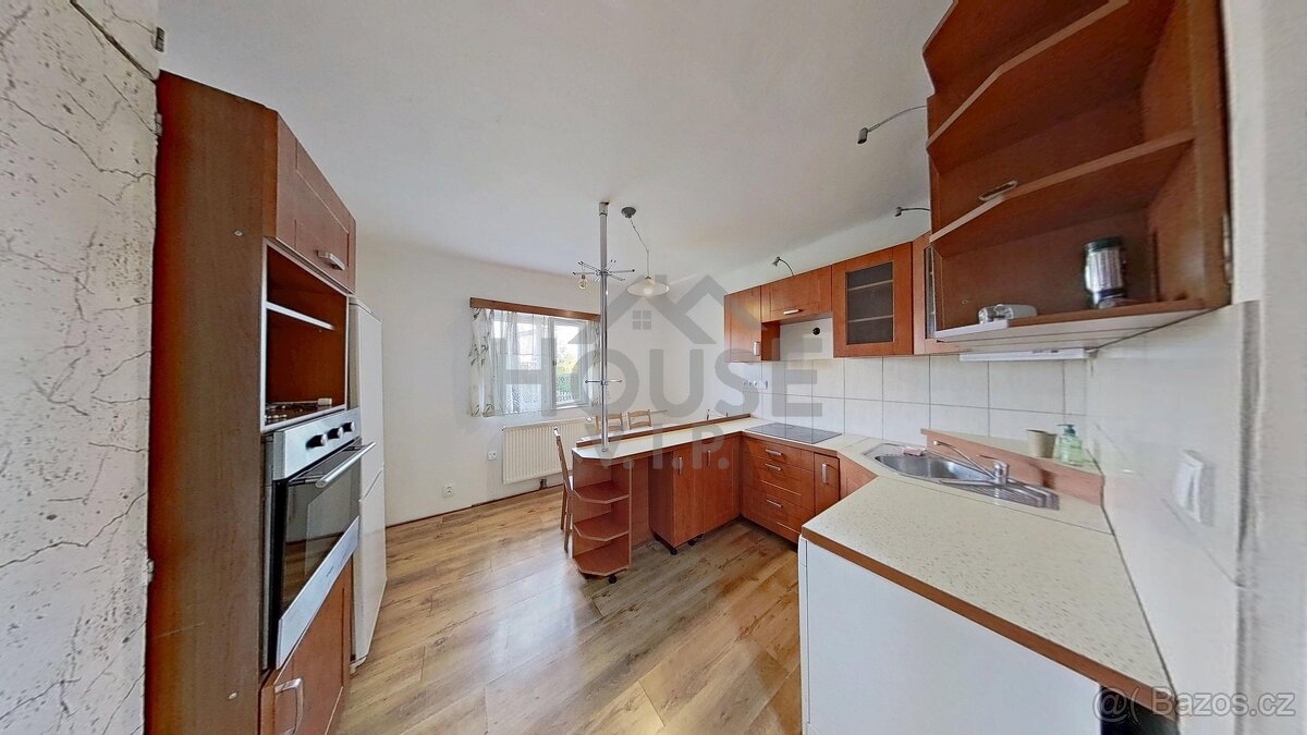 Prodej rodinného domu 4+1 na pozemku 938 m2 s prostornou díl - 3