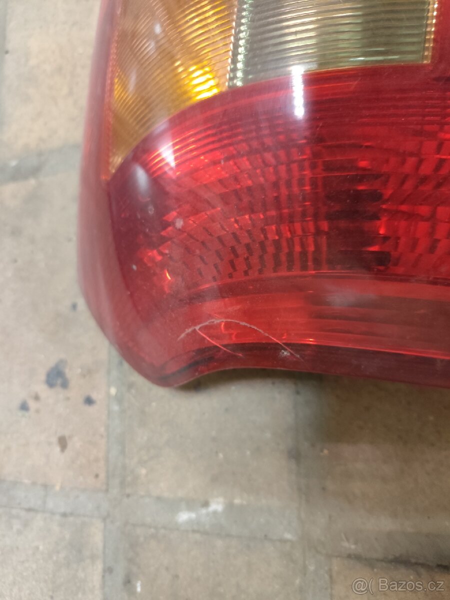 Toyota Corolla hatchback zd. nárazník a světlo - 3