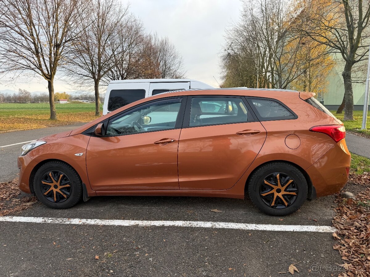 Prodám Hyundai i30 combi 1.6 88KW Najeto 72 000 Km - 3