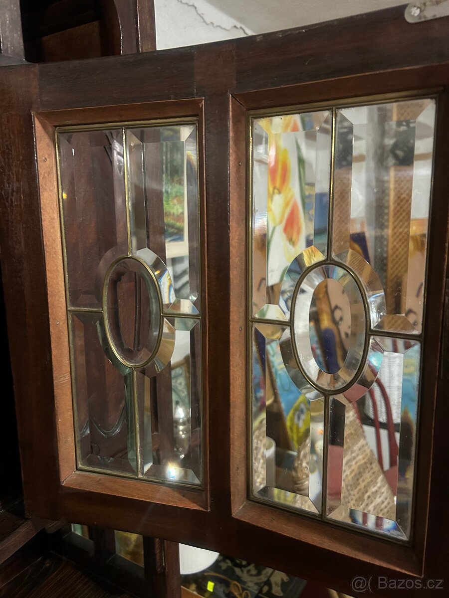 Krásná vitrína s vitrážemi elegantní kus - 3