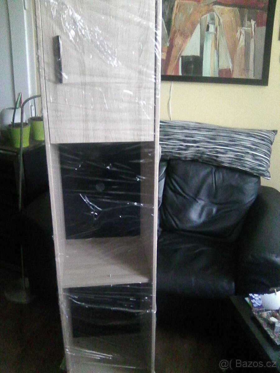 Závěsná obývací stěna s osvětlením, skleněné police. - 3