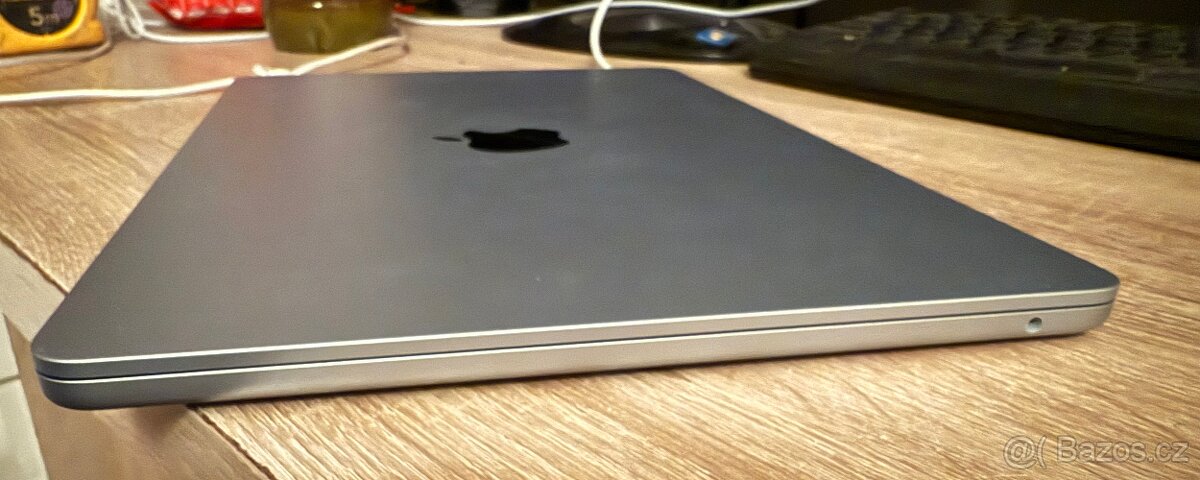 MacBook Air 13.6" (2025) – M4 / 16GB / 256GB – jako nový, f - 3