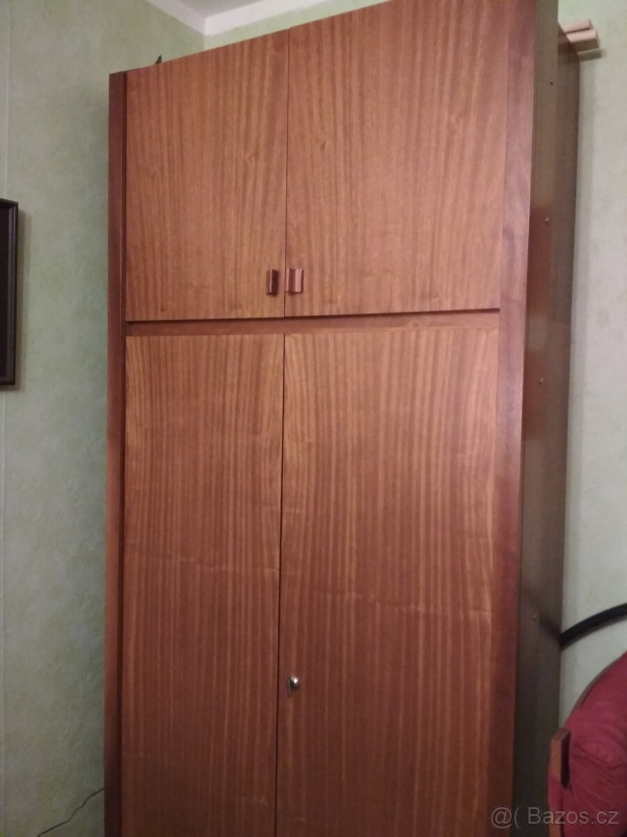 POPTÁVKA Retro obývací stěna a šatní skříň Jantar, mahagon - 3