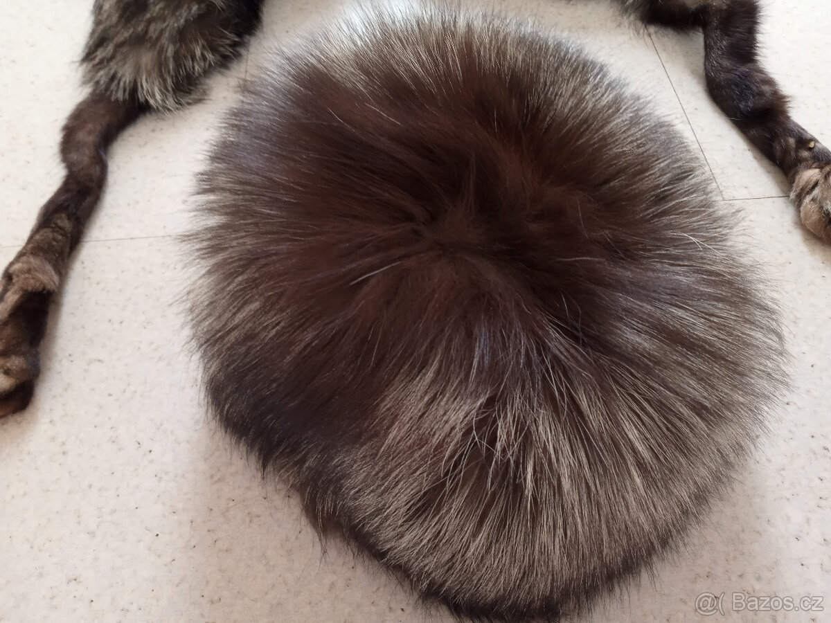 krásná elegantní čepice s kožešinovým límcem - 3