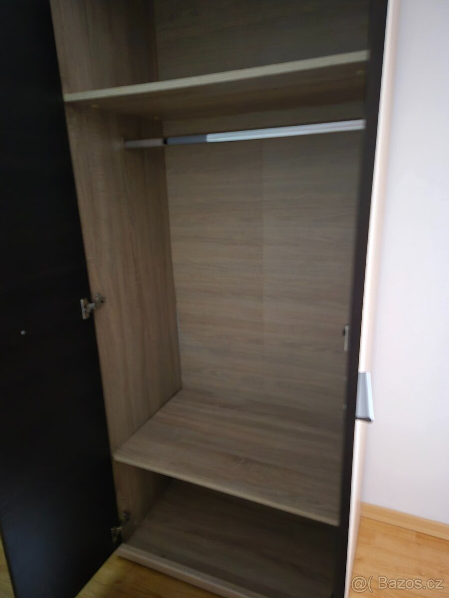 Šatní skříň a poličky - 3