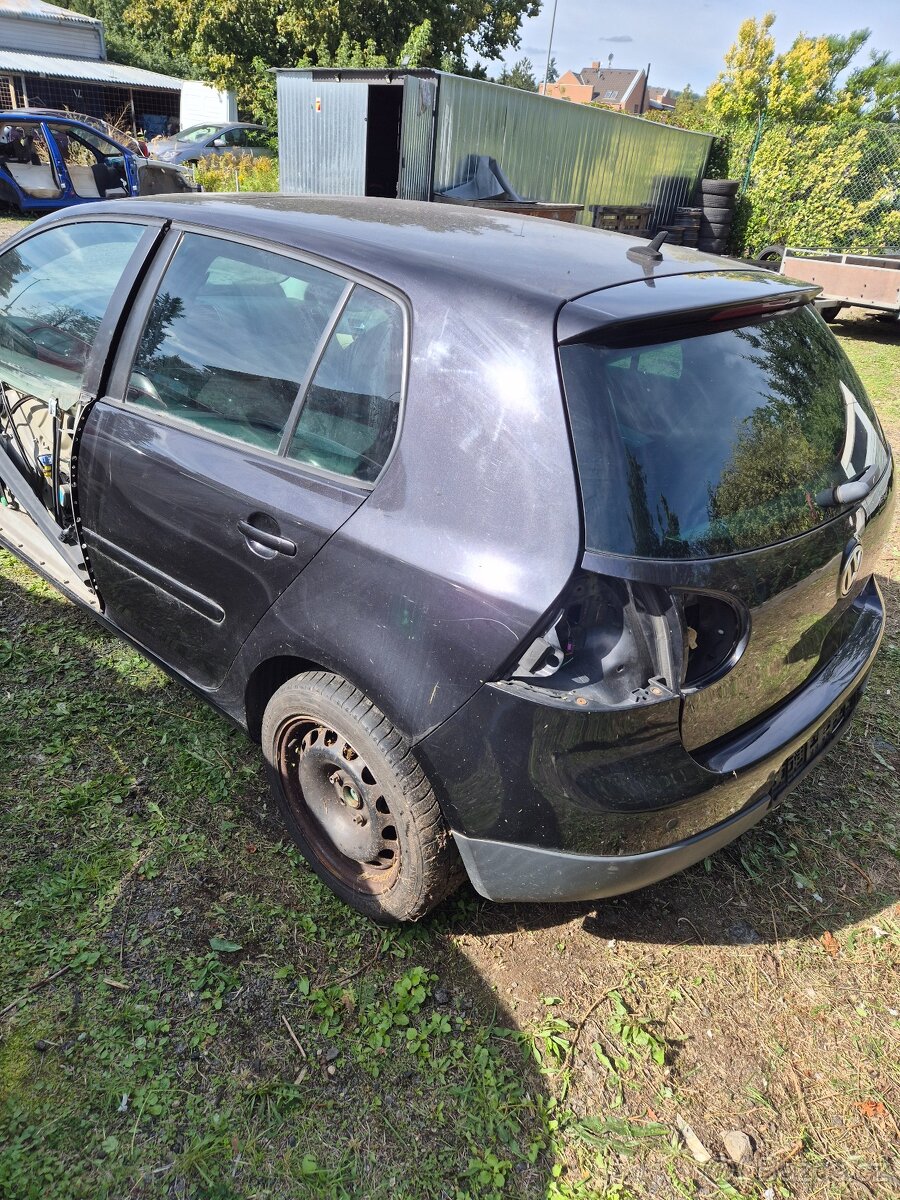VW Golf V. 2,0TDI,náhradní díly,černá barva - 3