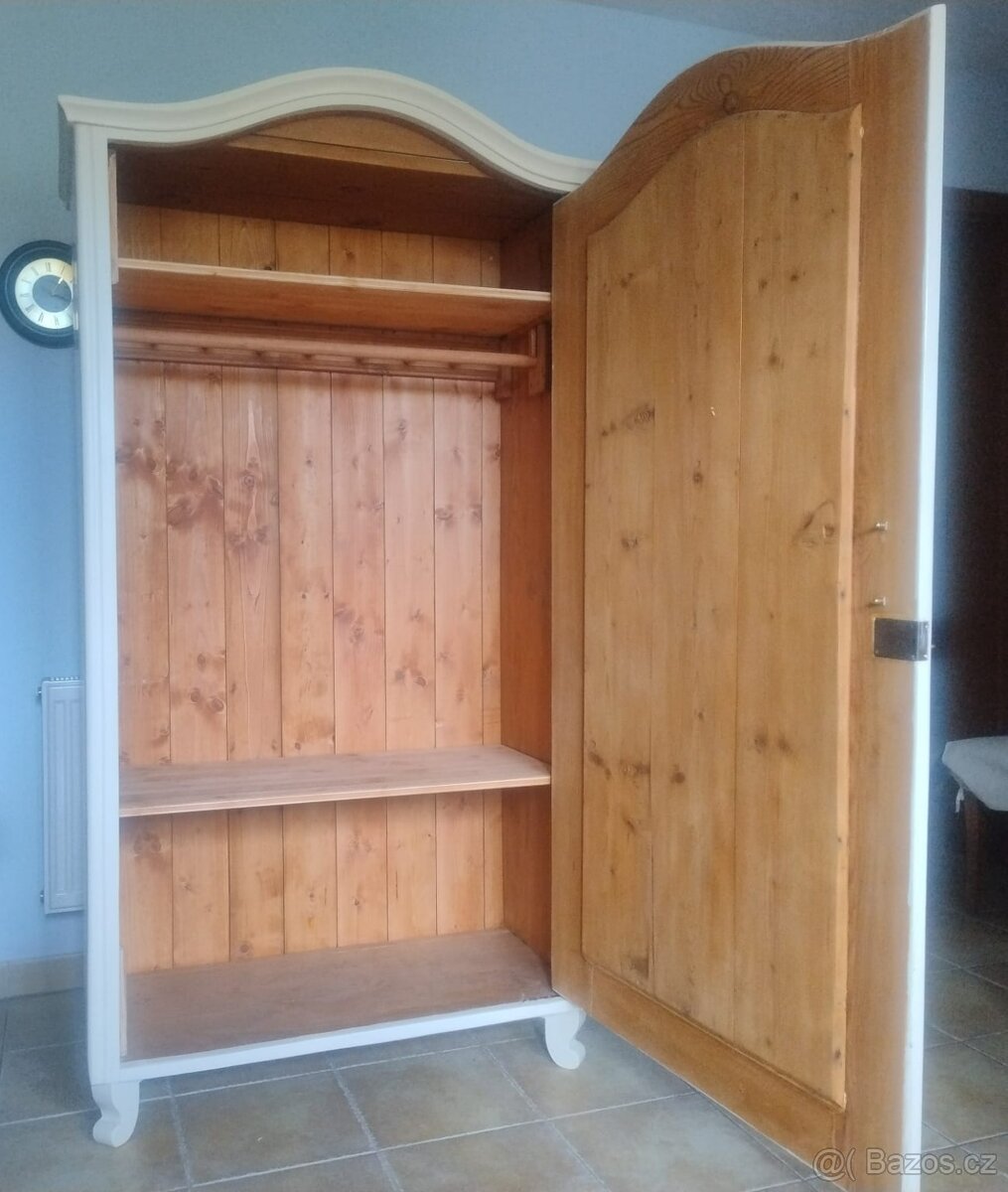 Starožitná skříň po renovaci - 3