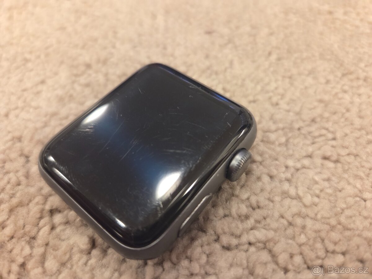 Apple Watch 3 - 42 mm, tmavě šedé - dobrý stav - 3