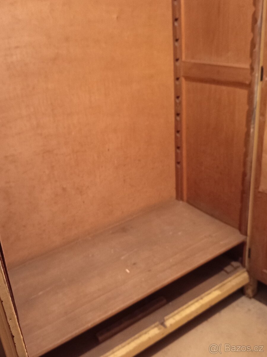 Starožitná prosklená skříň - 3