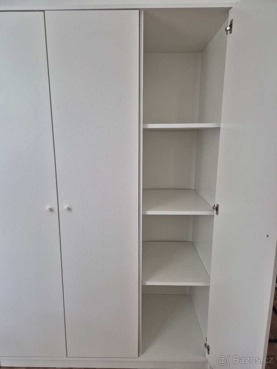 Bílá skříň IKEA - 3