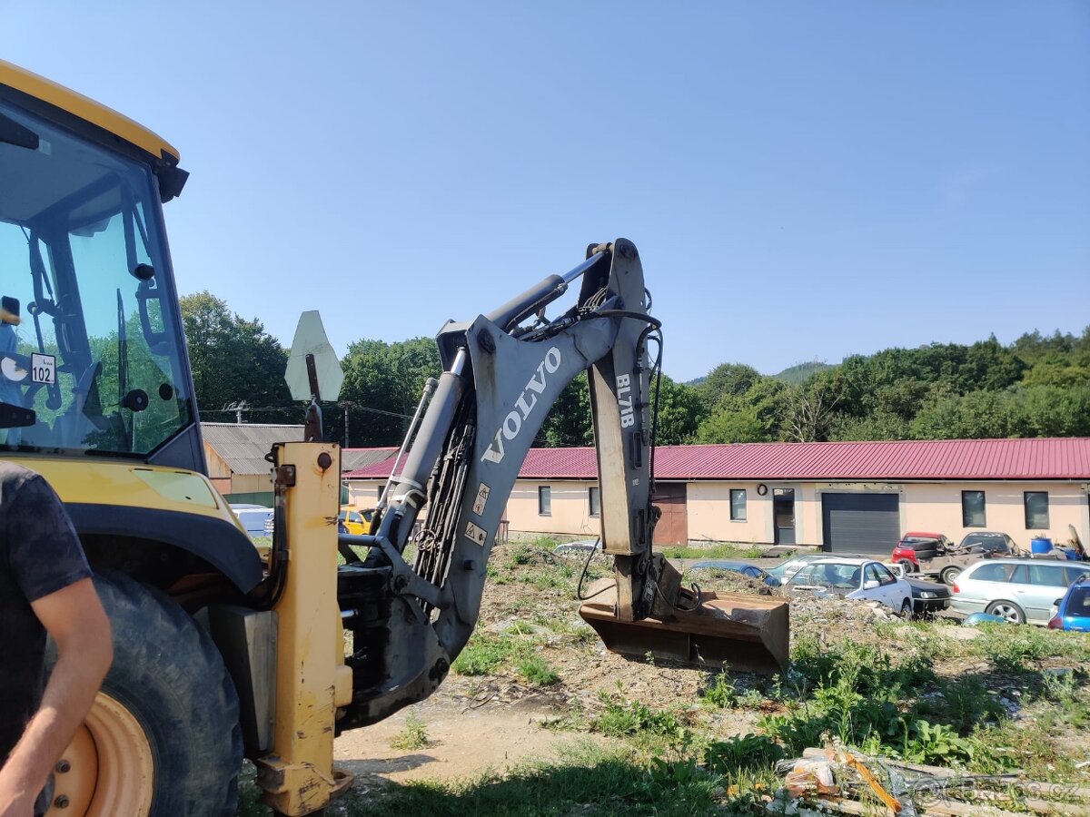 Traktorbagr Volvo BL71B - 3