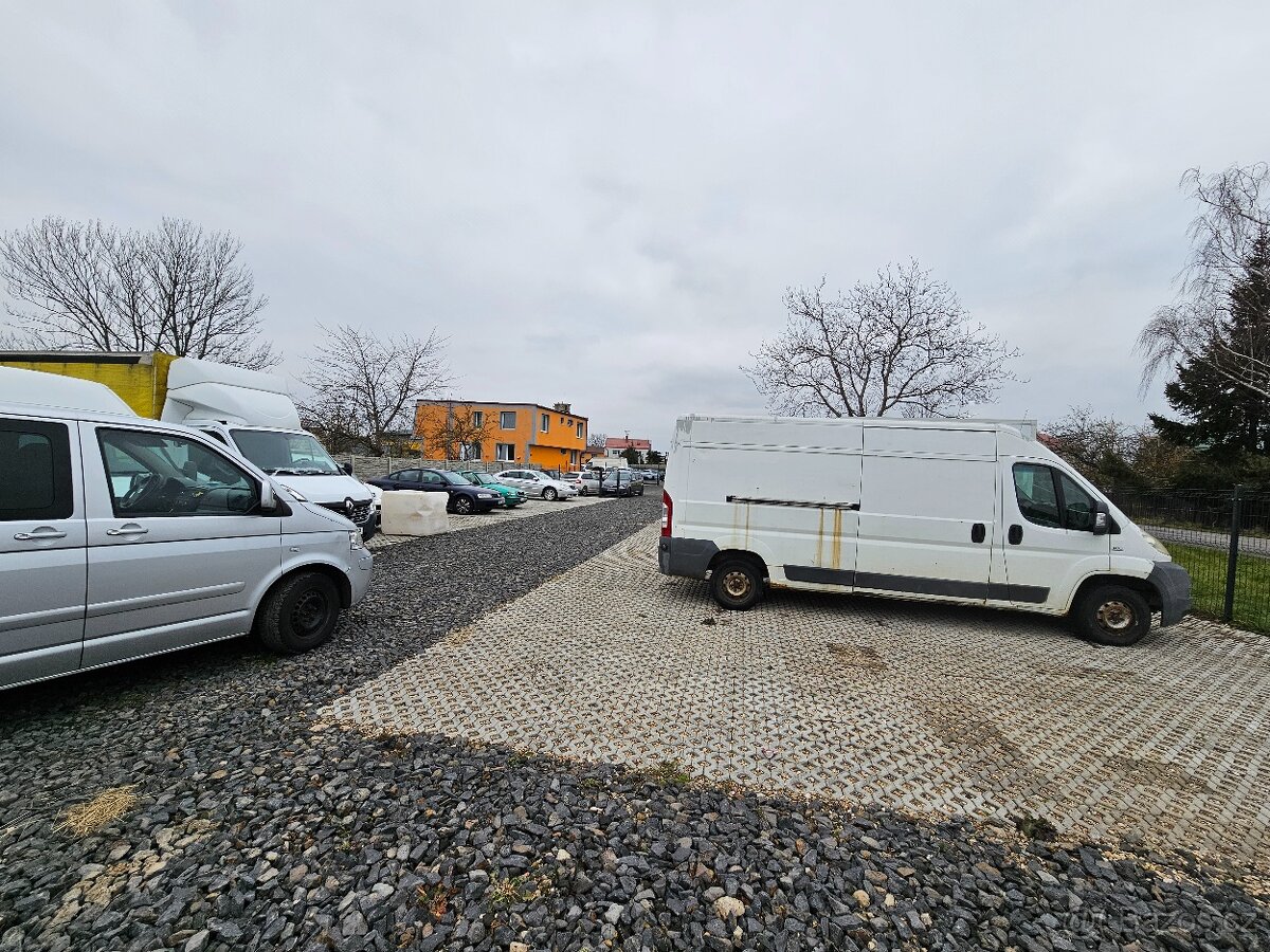 Nabízíme na pronájmem pozemek vhodný na autobazar, parkování - 3