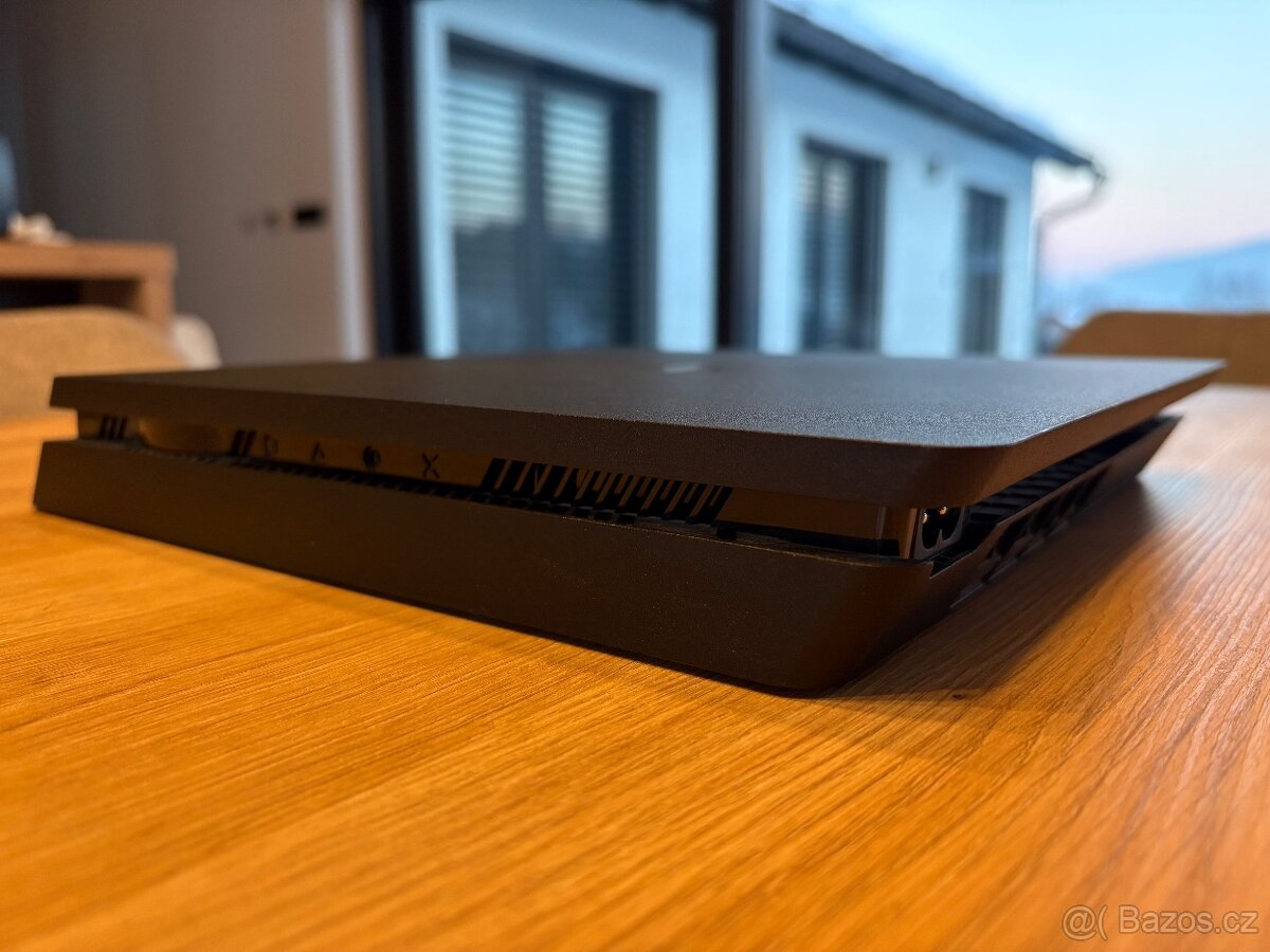 PlayStation 4 slim - 3