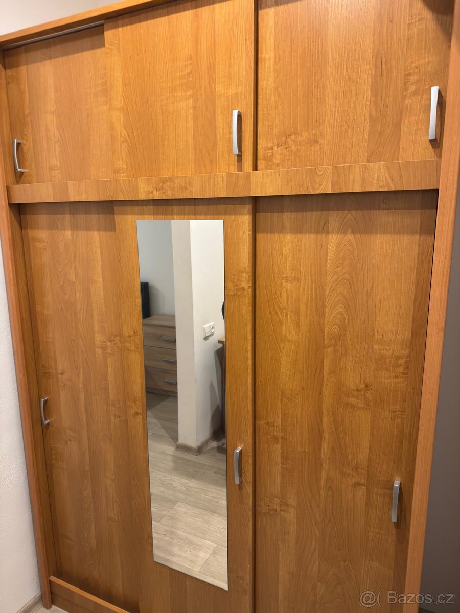 Velká dřevěná skříň masivní - 3