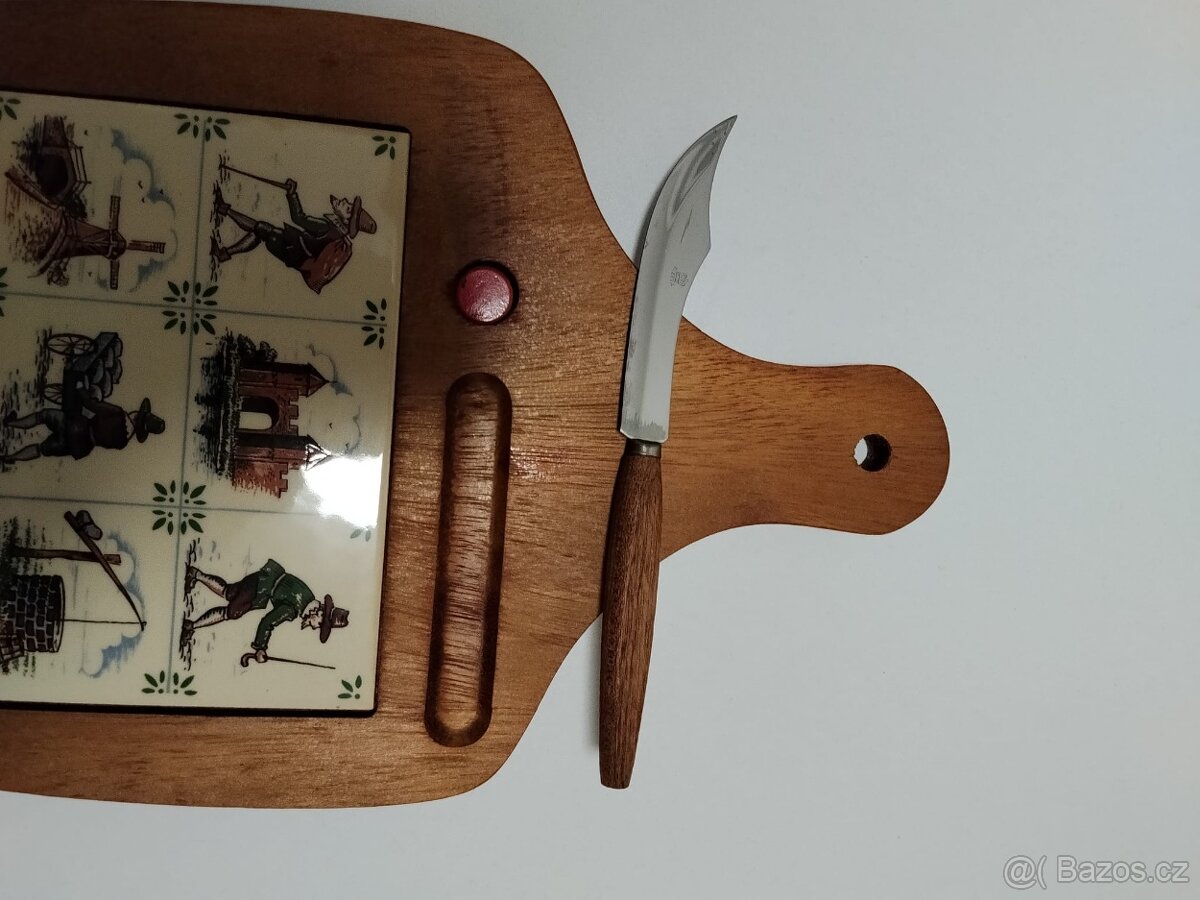 Ozdobné prkénko s malovanou kachlí. - 3