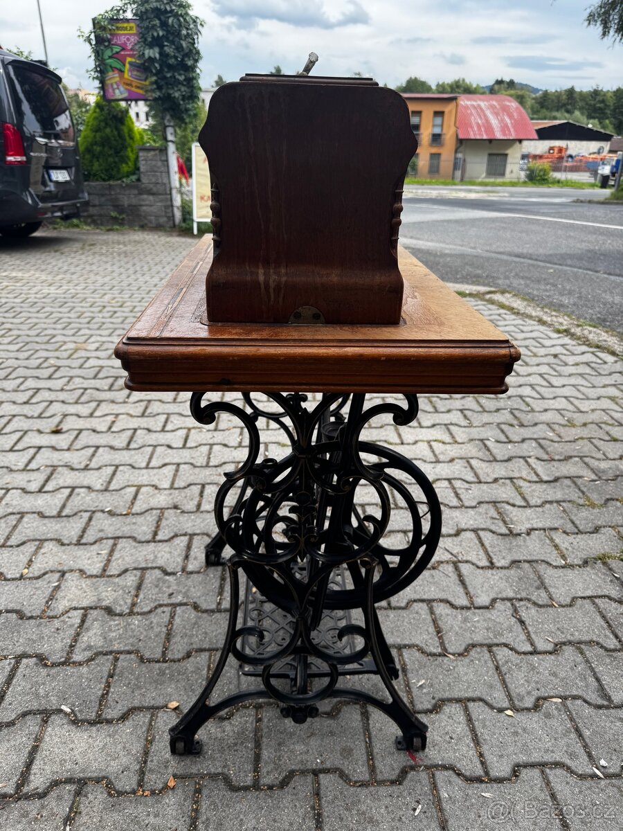 Starožitný šlapací stroj Frigga - 3