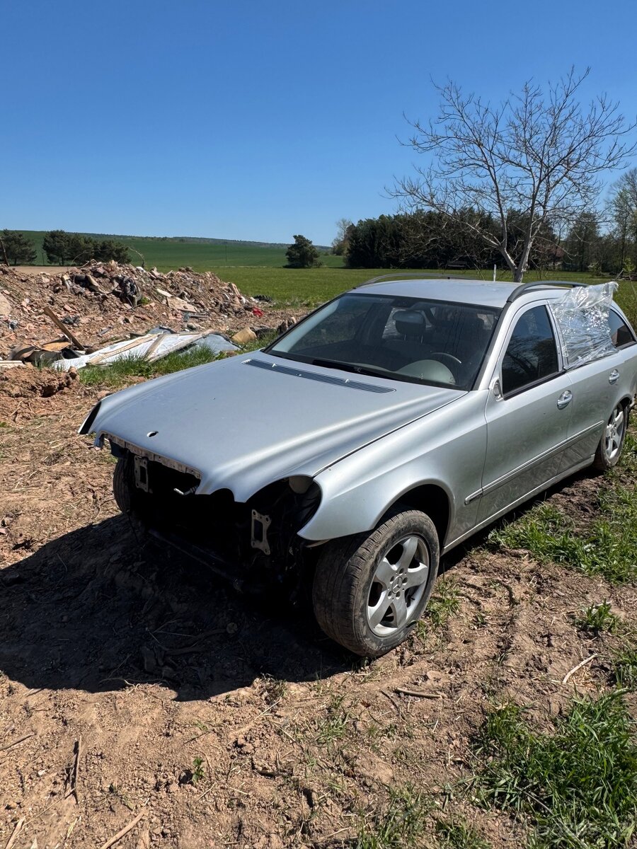 Prodám přední kapot z Mercedes- Benz e211 - 3