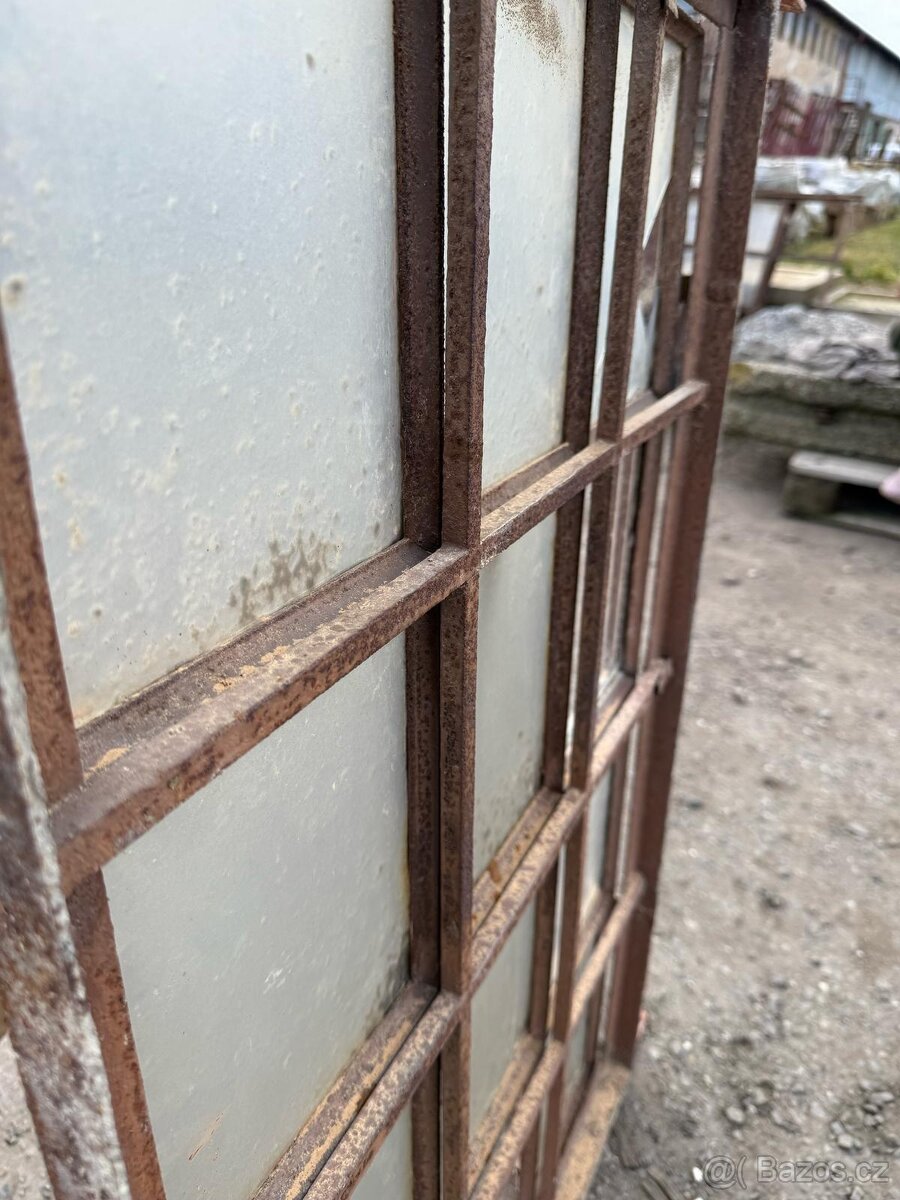 Tovární okno 44 - 3
