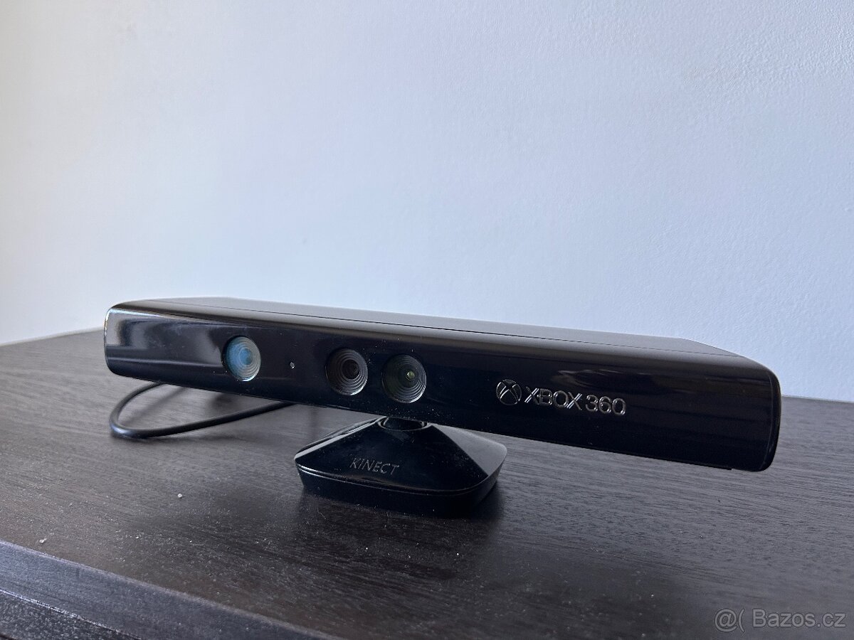 Xbox 360 + Kinect + 2 ovladače + 5 her - 3