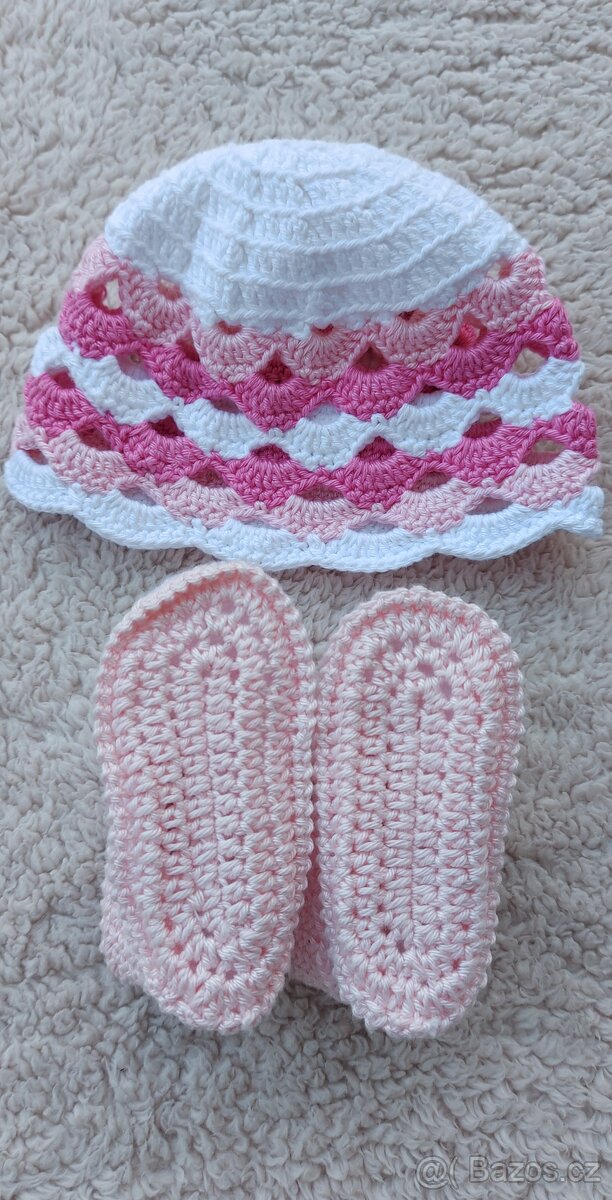 Pletenÿ klobouček a botičky pro miminko - 3