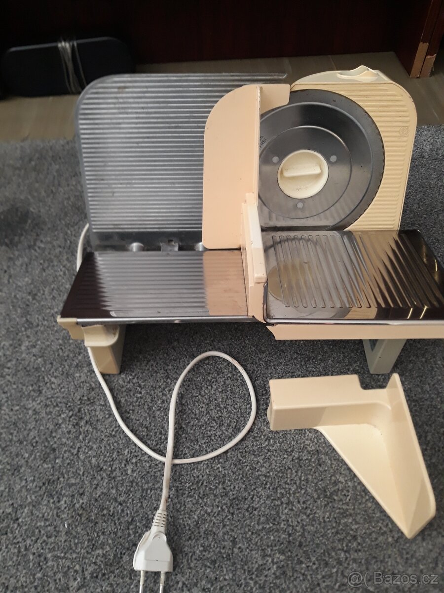 ELEKTRICKÝ KRAJEČ ZN. ZELMER, KOVOVÝ 220 V. - 3