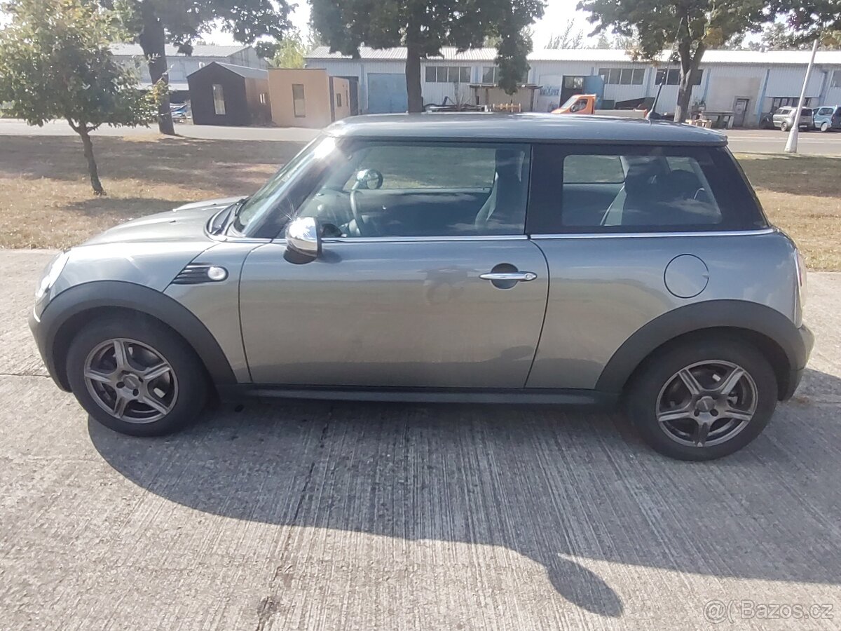 Mini Cooper 1.4 70 kW, 2009, najeto 84t km - 3