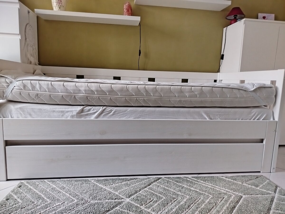 Bílá dřevěná postel rozkládací - 3