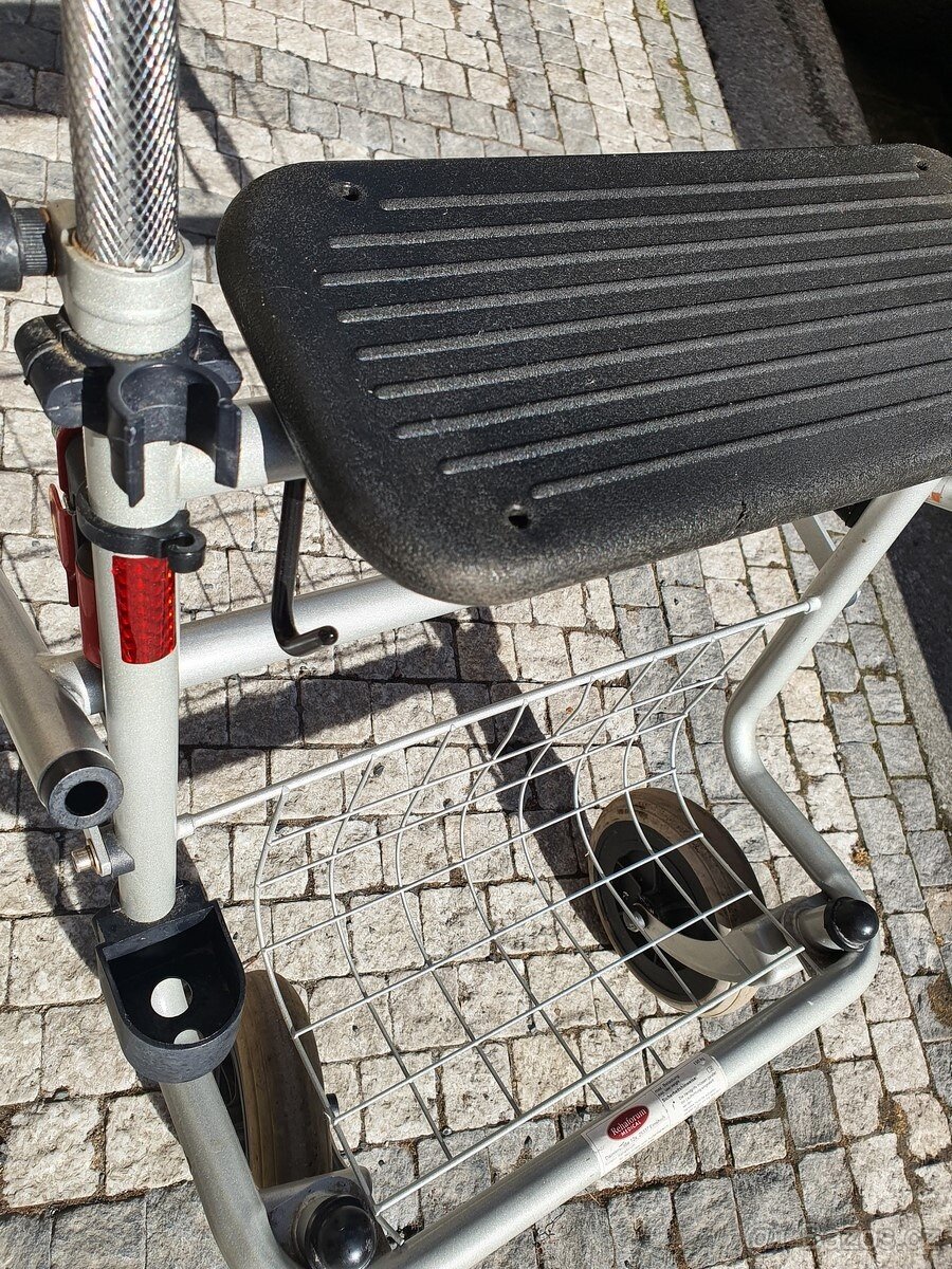 šedé seniorské chodítko se sedátkem - 3
