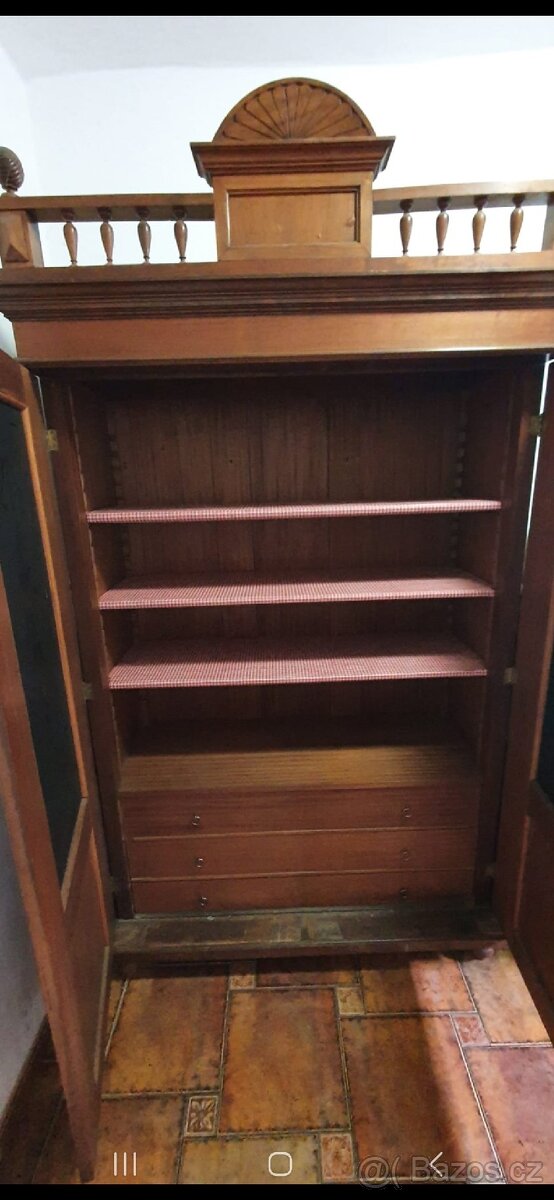 Starožitná skříň – krásná řezba, malovaná skla
- 3