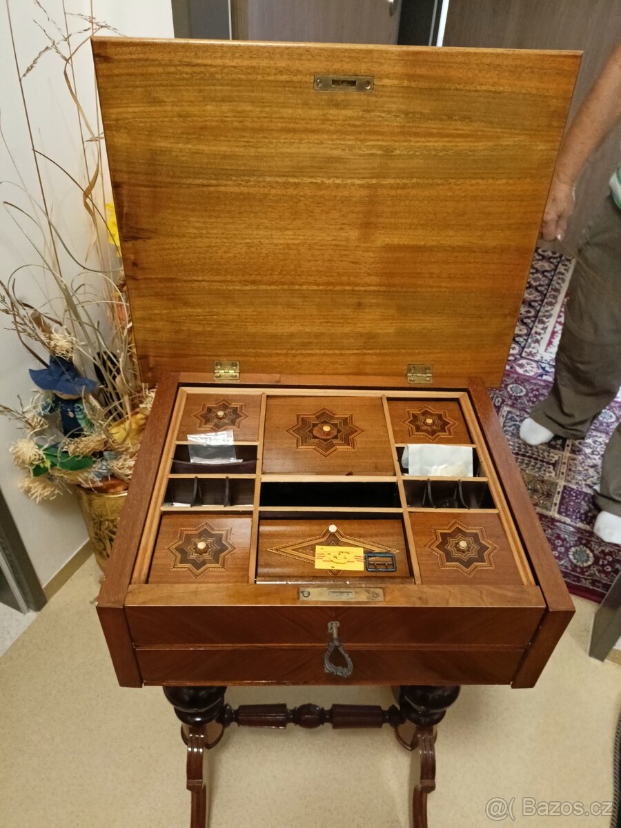 Starožitný šicí stolek - 3