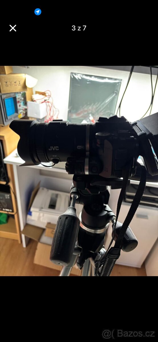 Kamera JVC GC-PX100be, osvětlovací stojan - 3