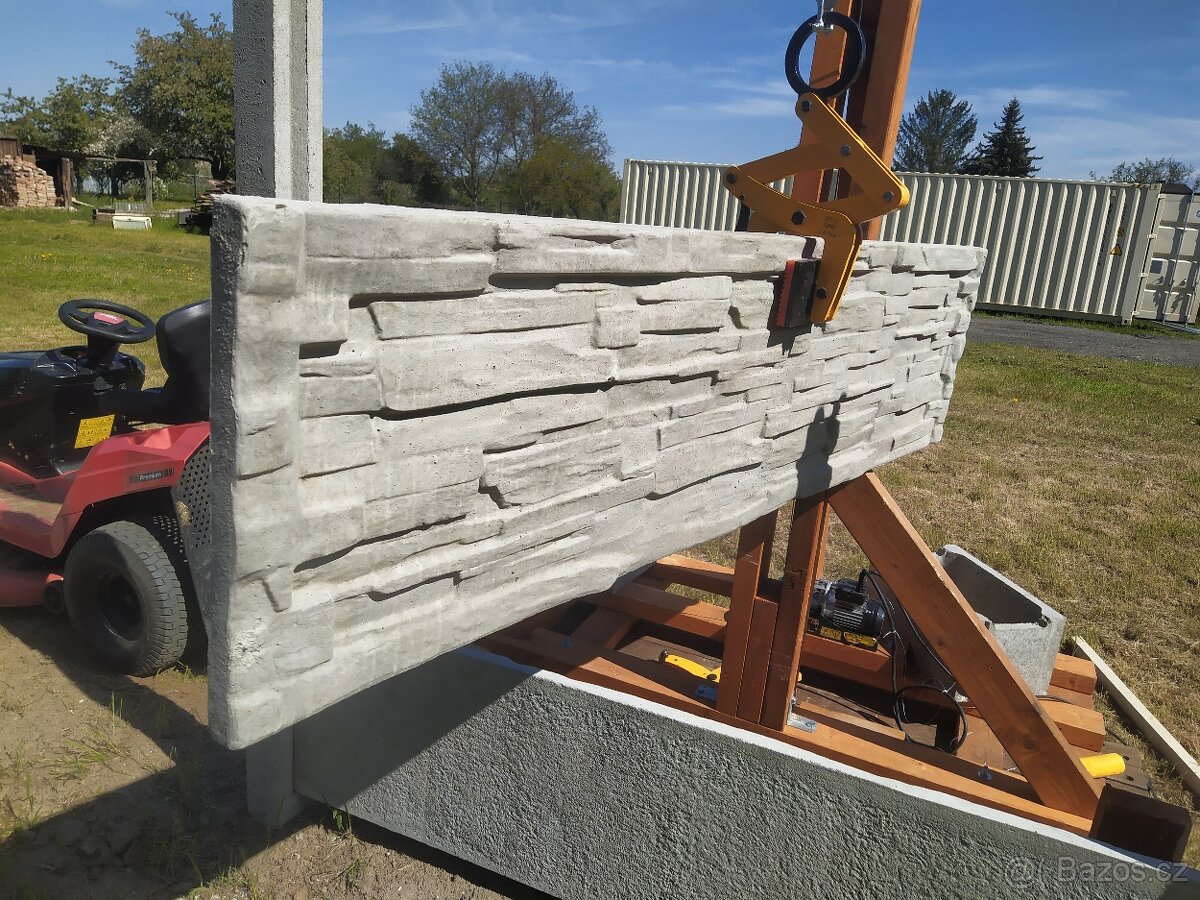 Samosvorné manipulační kleště na stavbu betonového plotu - 3