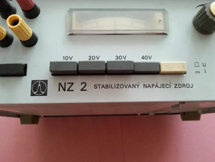 Stabilizovaný napájecí zdroj NZ 2 Tesla - 3