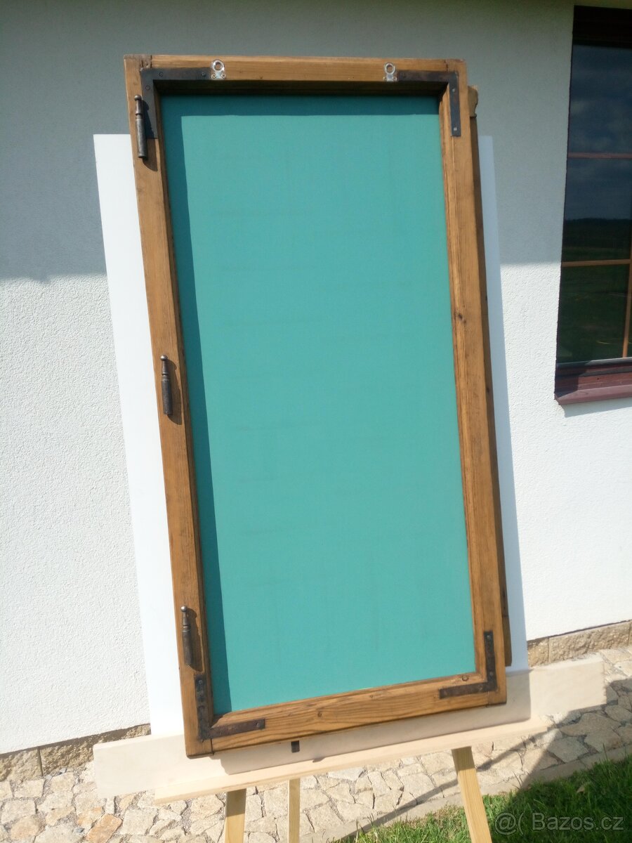 Zrcadlo ve starém okenním rámu - 3