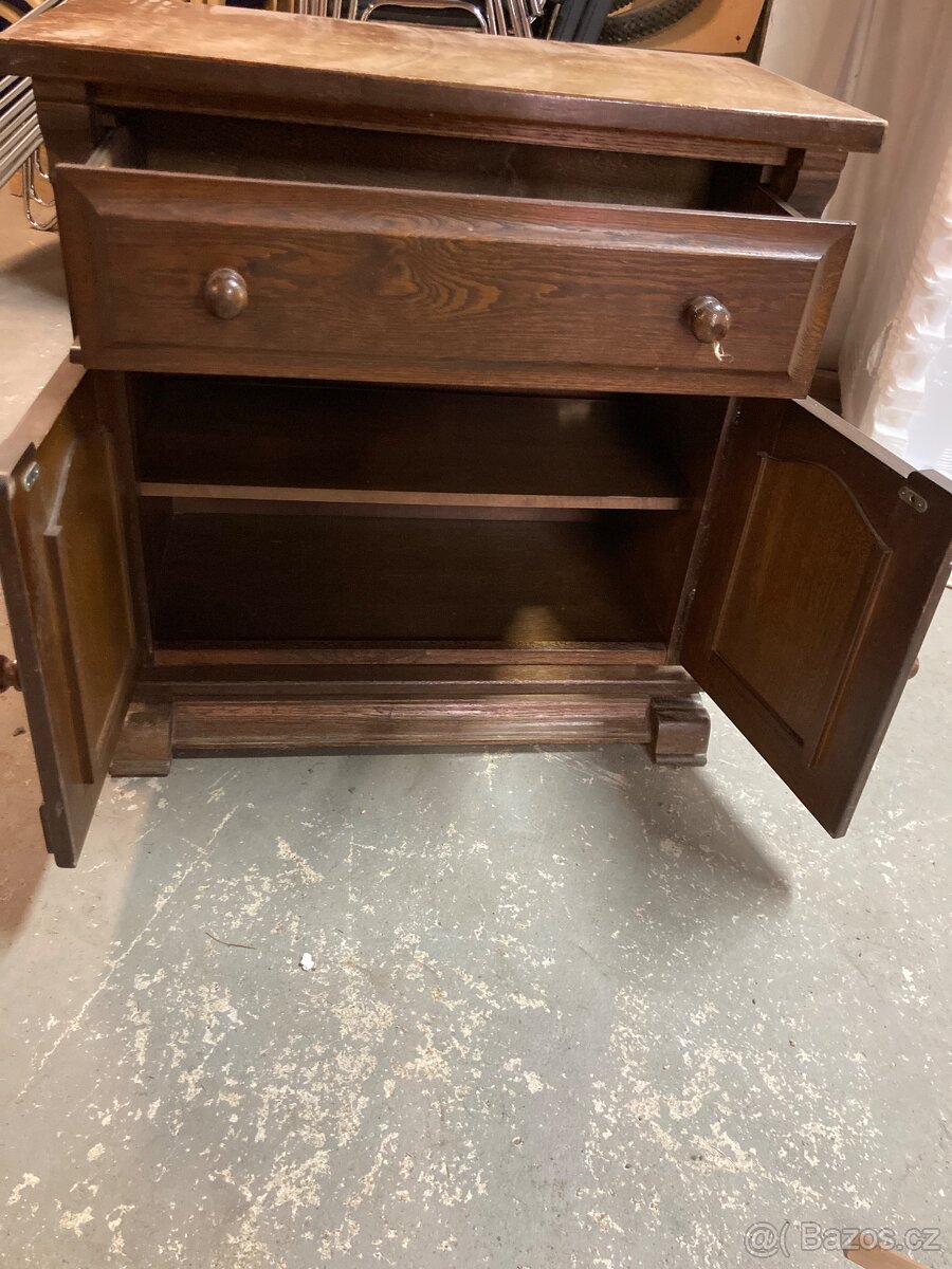 Starožitný nábytek (skříňka) - 3